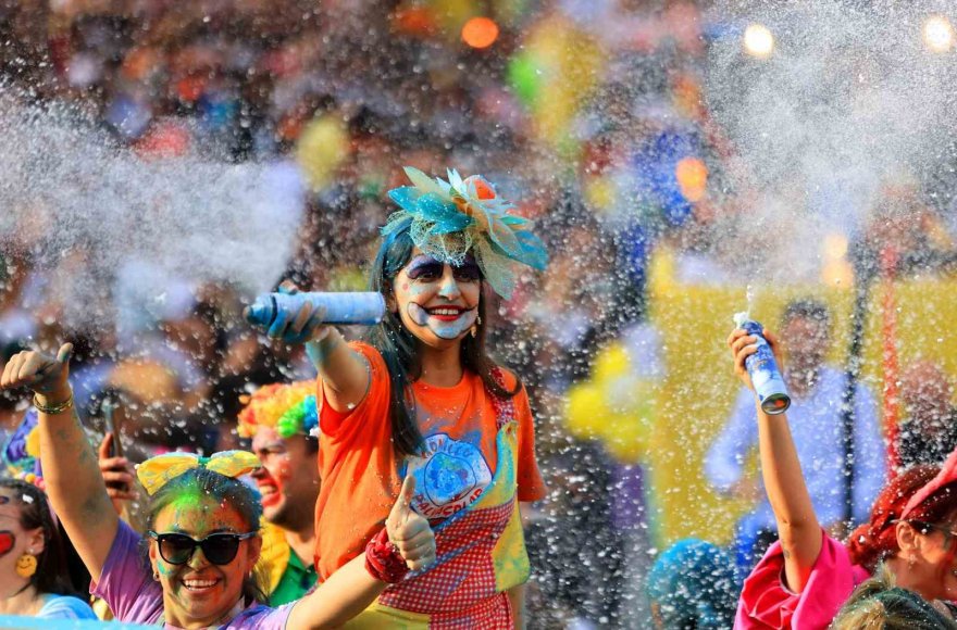 Adana’da karnaval korteji renkli görüntülere sahne oldu