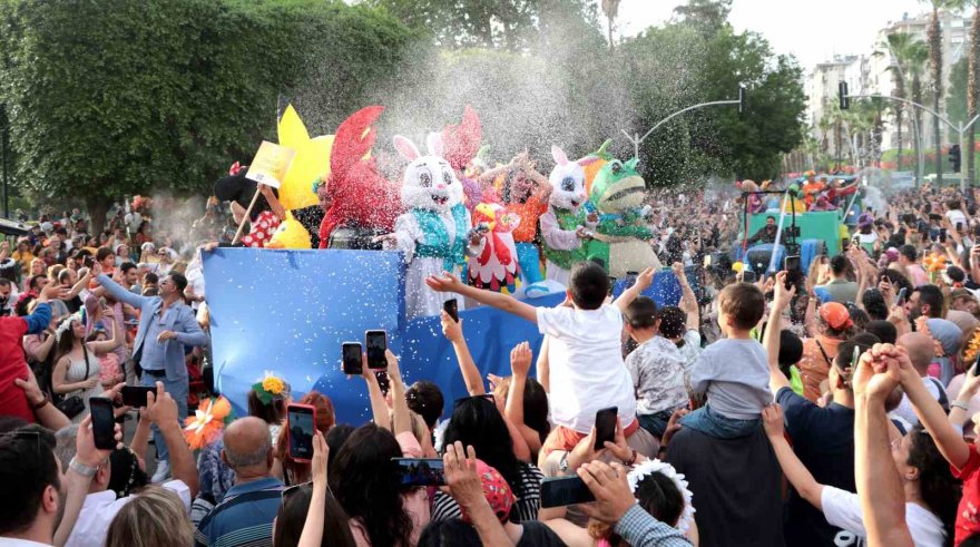 Adana’da karnaval korteji renkli görüntülere sahne oldu