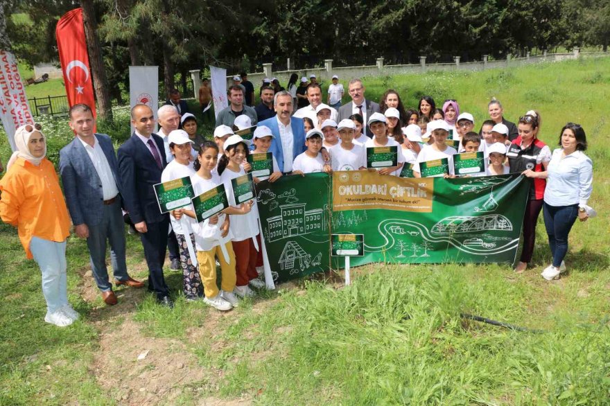 Adana’da okul bahçesine meyve fidanı dikildi
