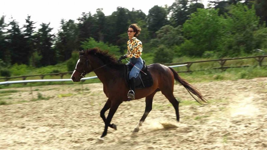 Adana’da üniversite öğrencileri biniciliği eski yarış atlarıyla öğreniyor