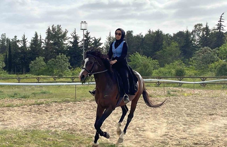 Adana’da üniversite öğrencileri biniciliği eski yarış atlarıyla öğreniyor