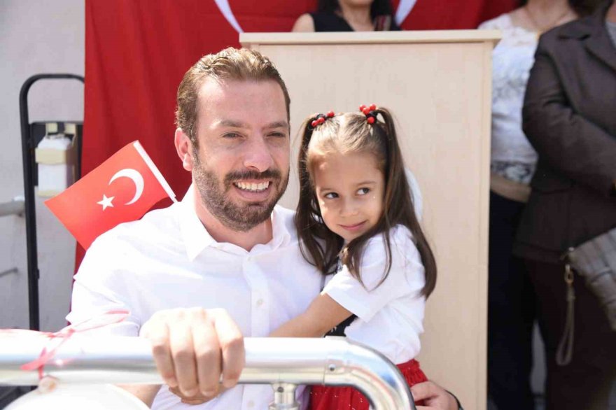 Başkan Kadir Aydar, 23 Nisan’ı çocuklarla beraber geçirdi
