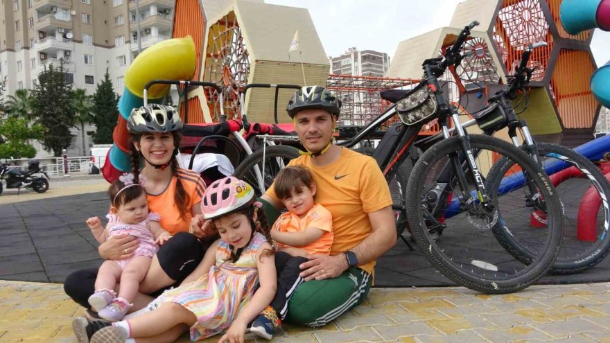 Adana’da 3 çocuklu çift her yere bisikletle gidiyor
