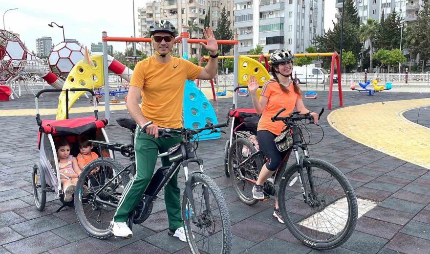 Adana’da 3 çocuklu çift her yere bisikletle gidiyor