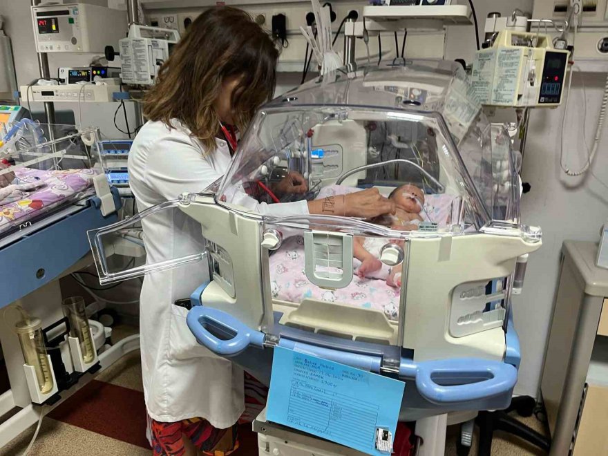 Annesi kazada ölüp sezaryenle dünyaya gelen bebek hayata tutundu