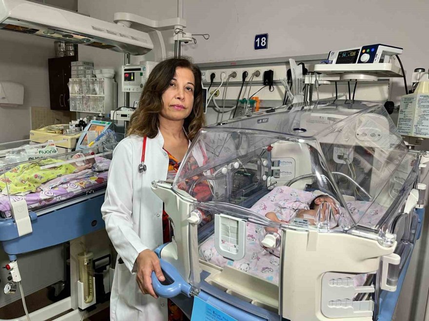 Annesi kazada ölüp sezaryenle dünyaya gelen bebek hayata tutundu