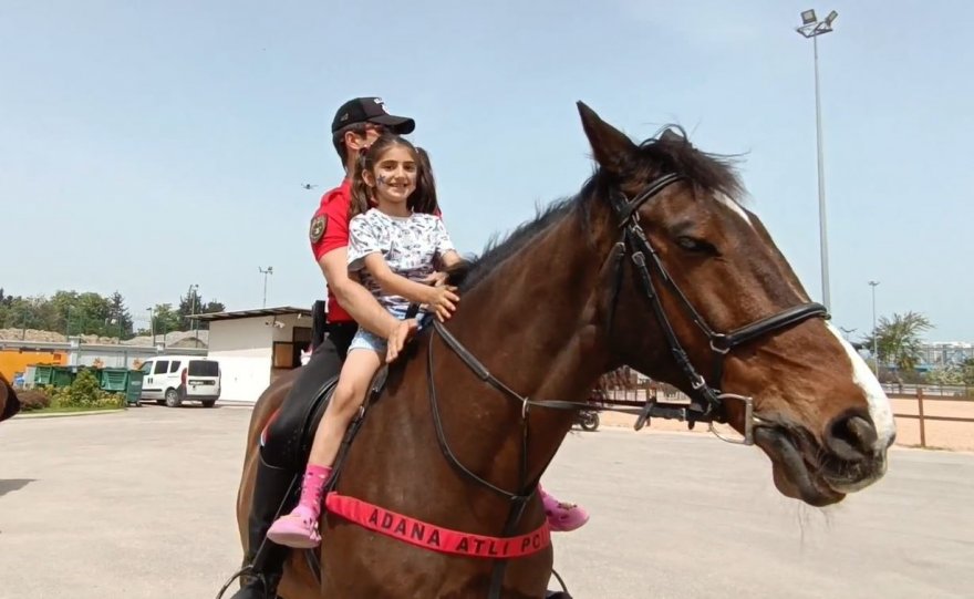Adana’da engelli çocuklar polis araçlarına ve ata bindi