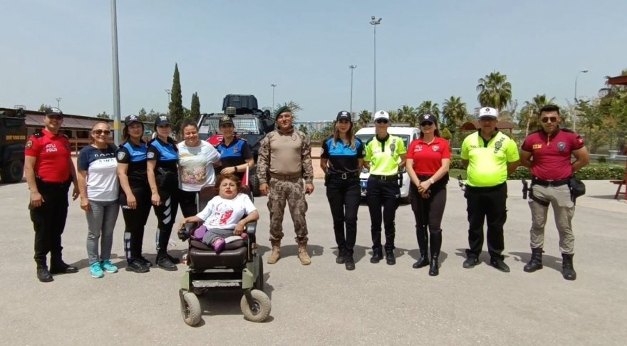 Adana’da engelli çocuklar polis araçlarına ve ata bindi