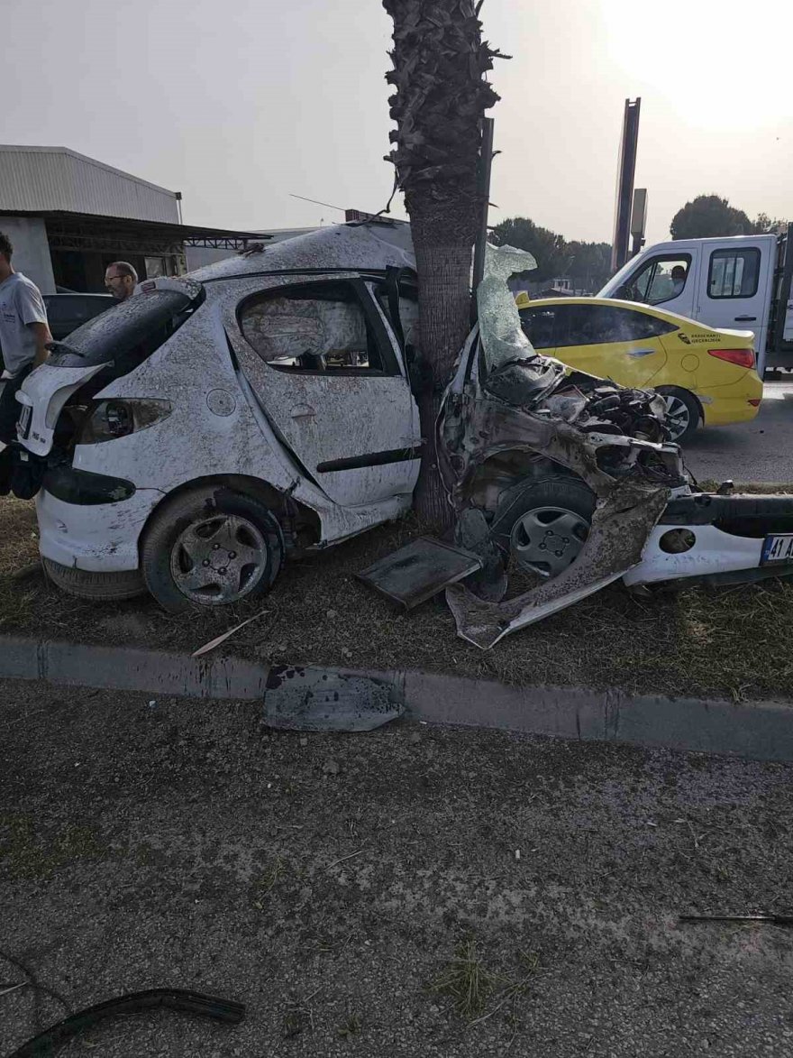 Hurdaya dönen araçtan sağ çıktı