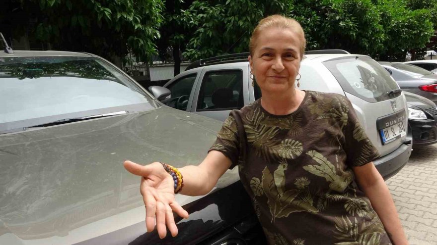 Toz taşınımı Adana’da etkili oldu, araçları toz kapladı