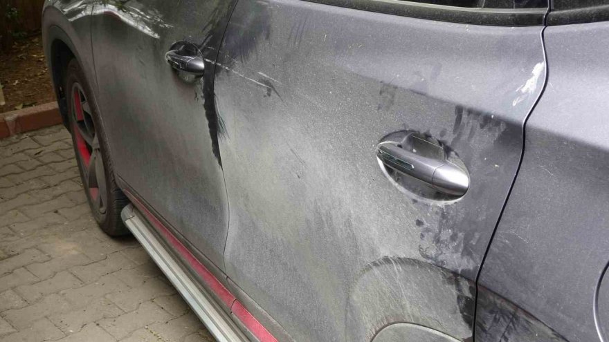 Toz taşınımı Adana’da etkili oldu, araçları toz kapladı