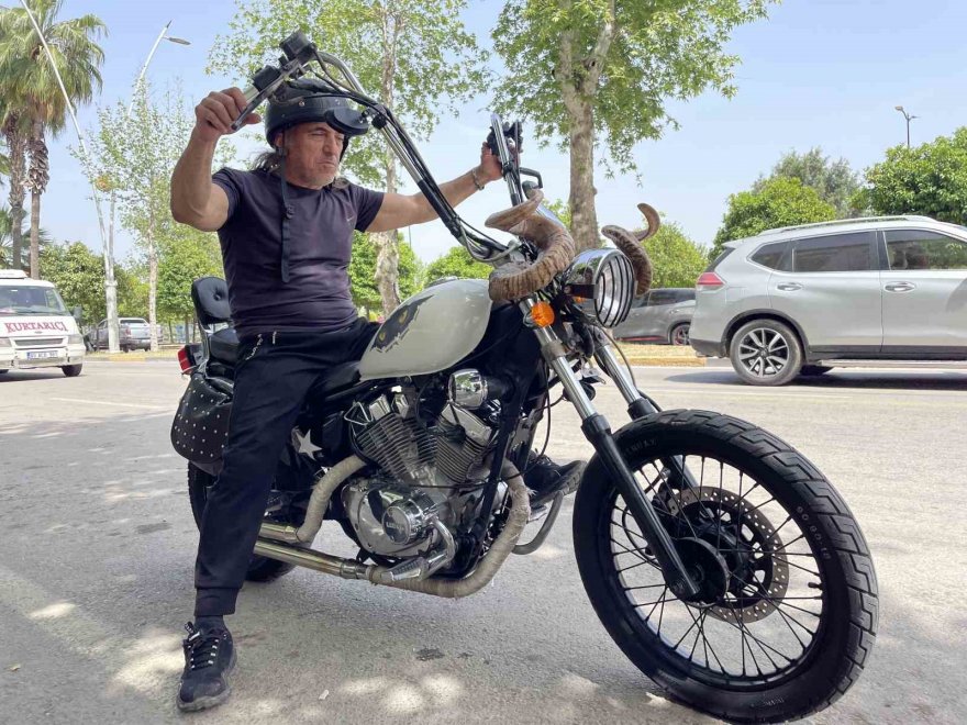 Motosikletine dağ keçisi boynuzu taktı, trafikte ilgi odağı oldu