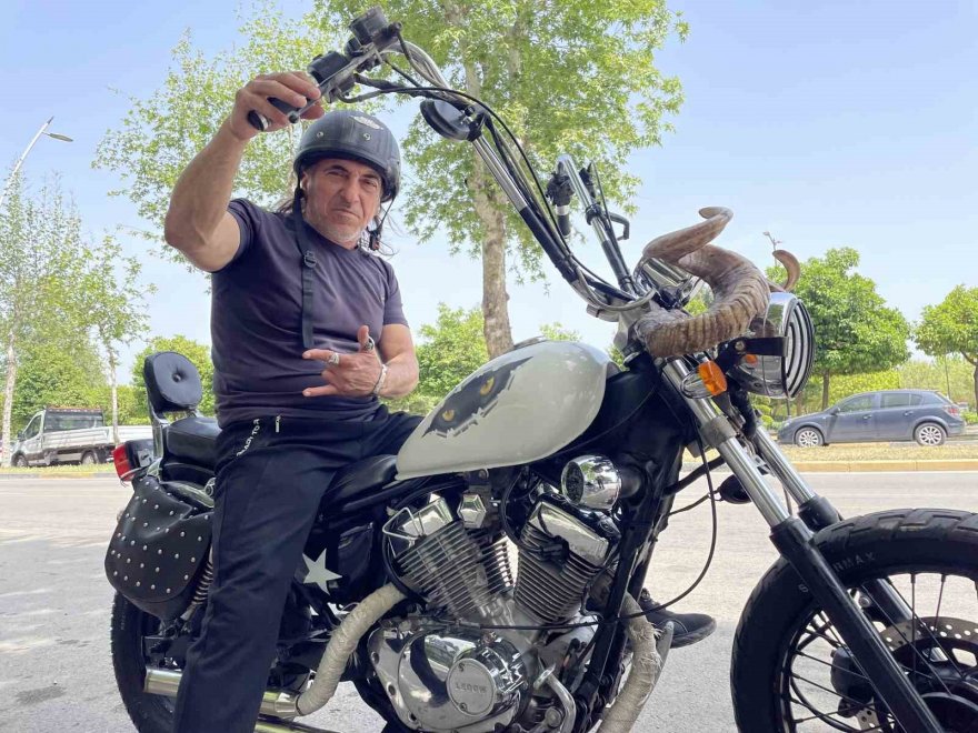 Motosikletine dağ keçisi boynuzu taktı, trafikte ilgi odağı oldu