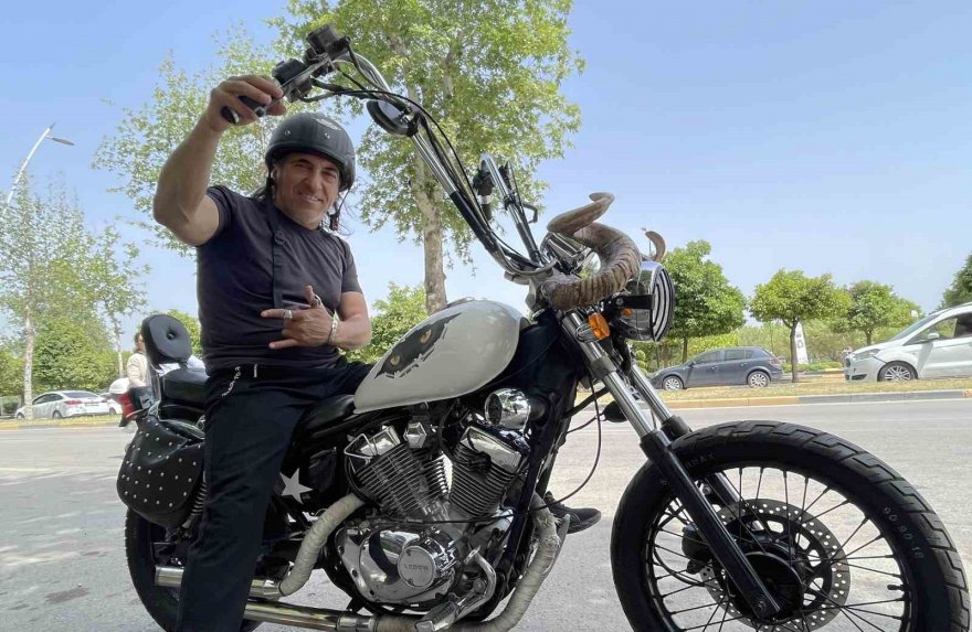 Motosikletine dağ keçisi boynuzu taktı, trafikte ilgi odağı oldu