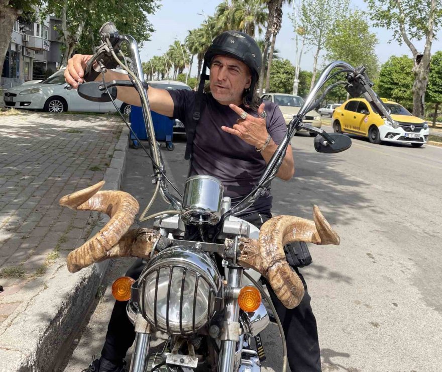 Motosikletine dağ keçisi boynuzu taktı, trafikte ilgi odağı oldu