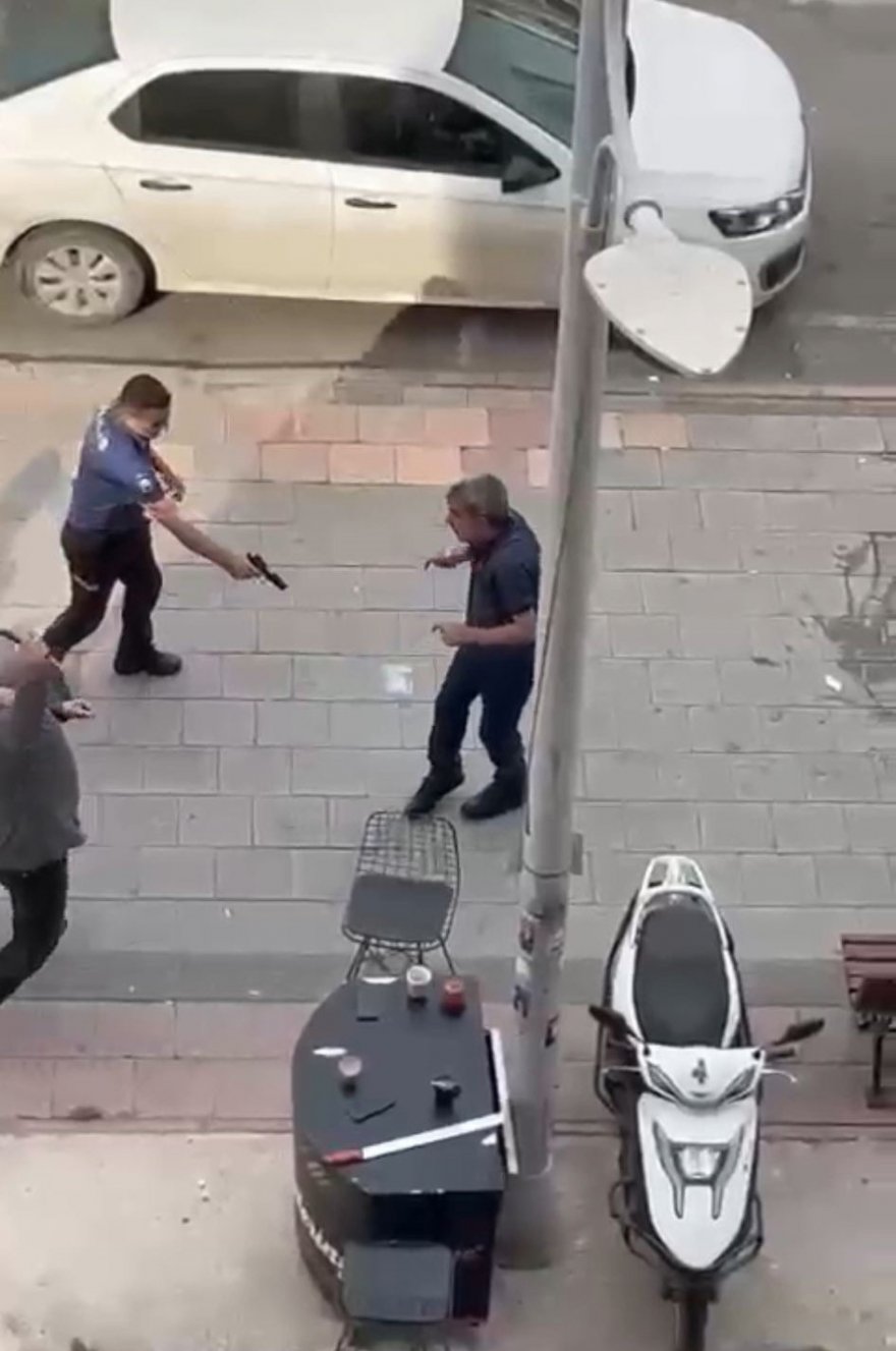 Bıçaklı saldırganı polis etkisiz hale getirdi, o anlar kamerada