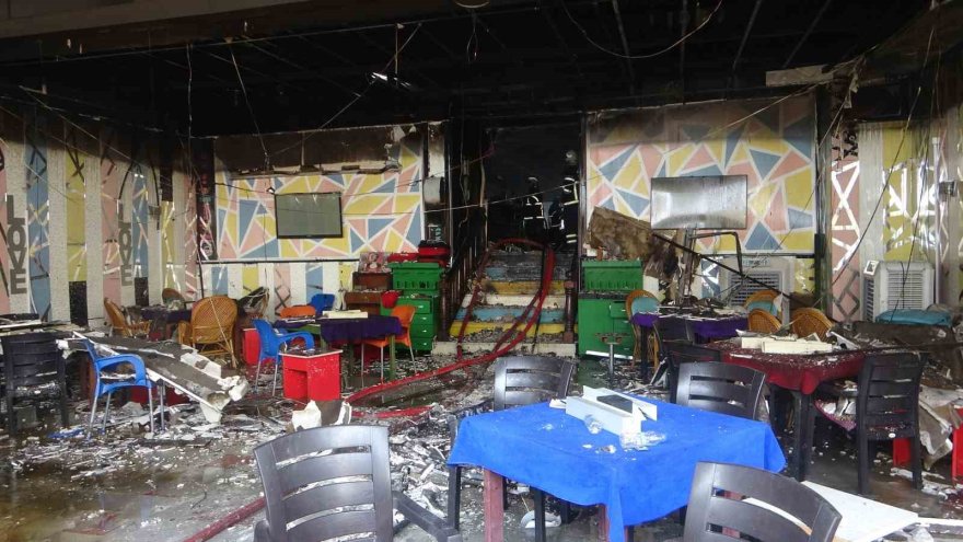 Adana’da kafedeki yangın korkuttu