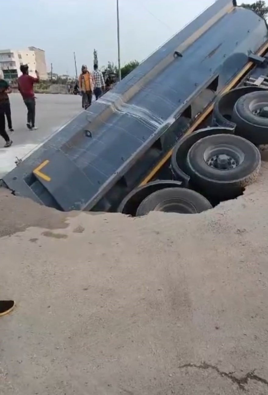 Yer yarıldı, kamyon içerisine düştü