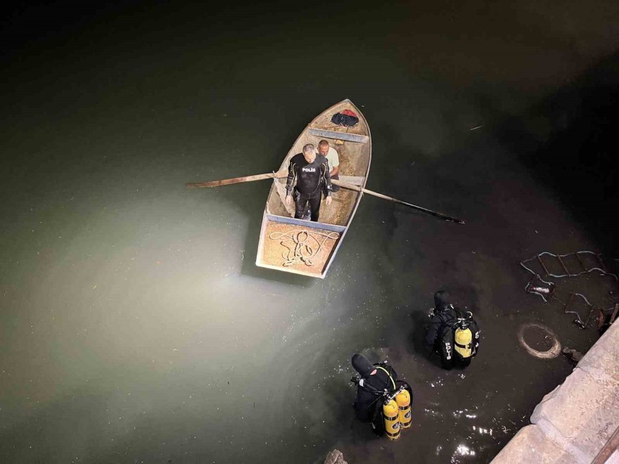 Adana’da Seyhan Nehri’ne atlayarak kaybolan şahıs ölü olarak bulundu