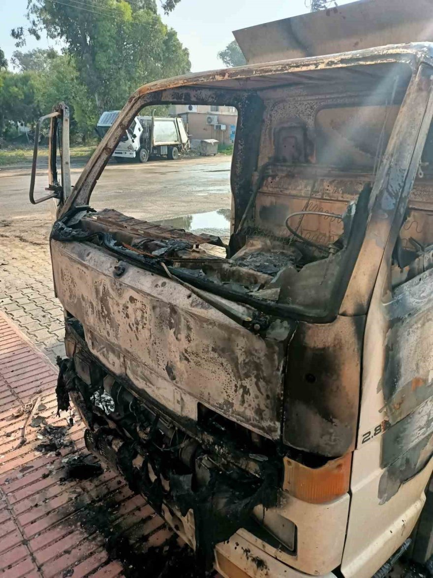 Karataş Belediyesi hizmet binası kundaklandı