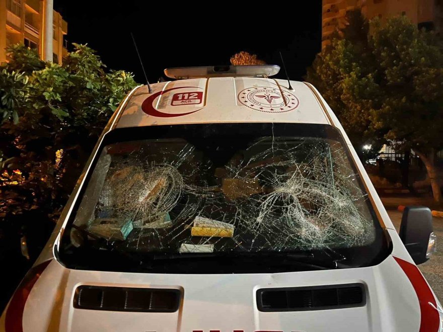 Adana'da sağlık çalışanlarına kürekli saldırı