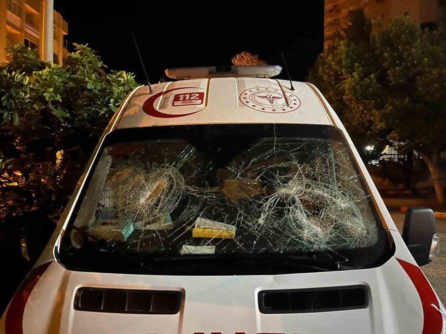 Adana'da sağlık çalışanlarına kürekli saldırı