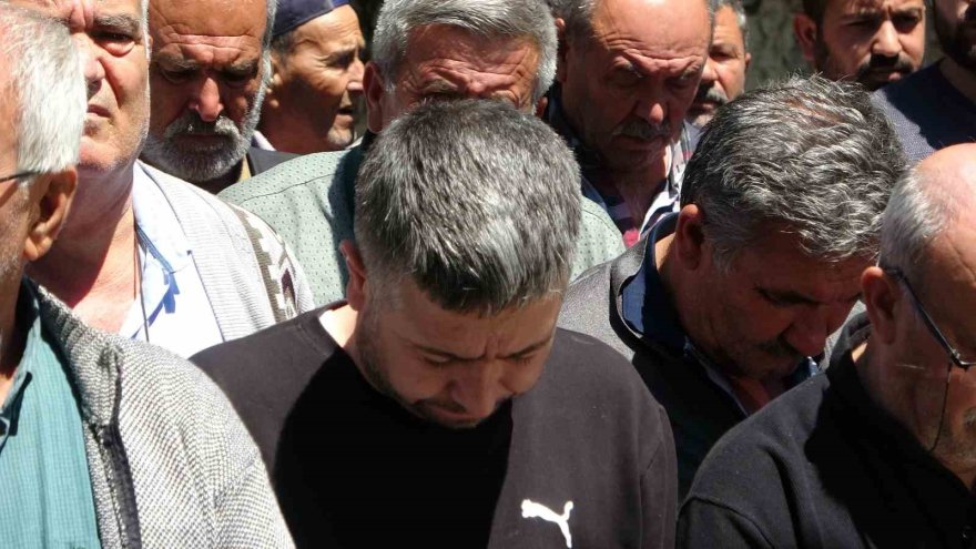 Sağlık çalışanlarına kürekle saldıran genç ölen babasının cenazesine katıldı