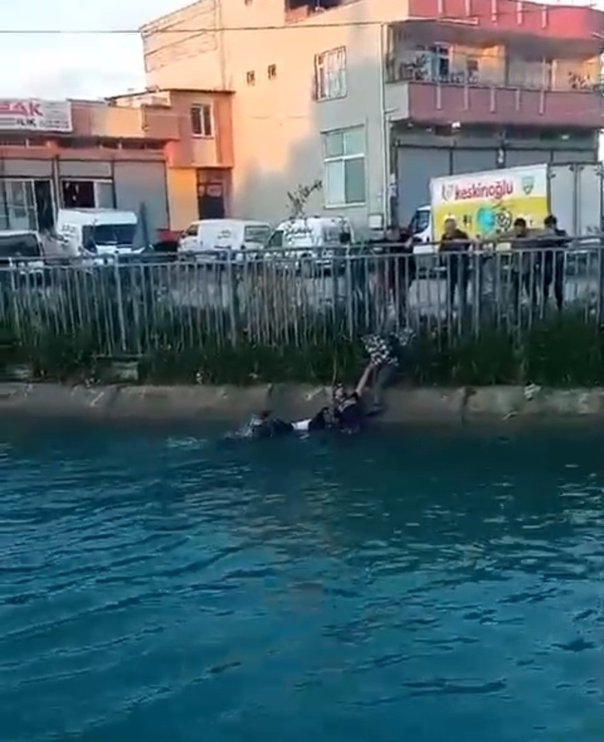 Sulama kanalına düşen kadını vatandaşlar kurtardı