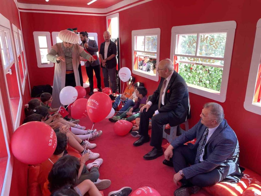 Adana’da çocukların ’23 Nisan Ekspresi’ coşkusu