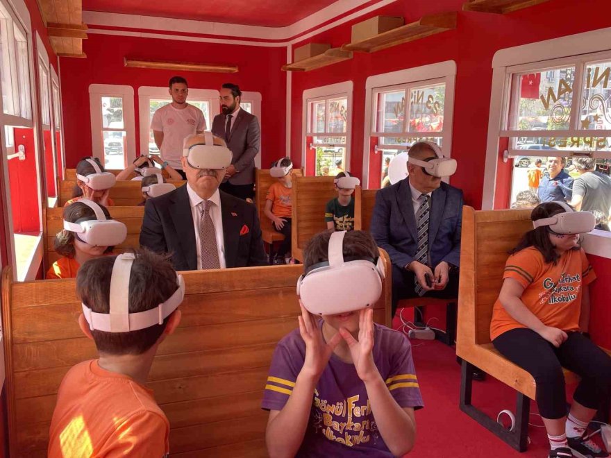 Adana’da çocukların ’23 Nisan Ekspresi’ coşkusu