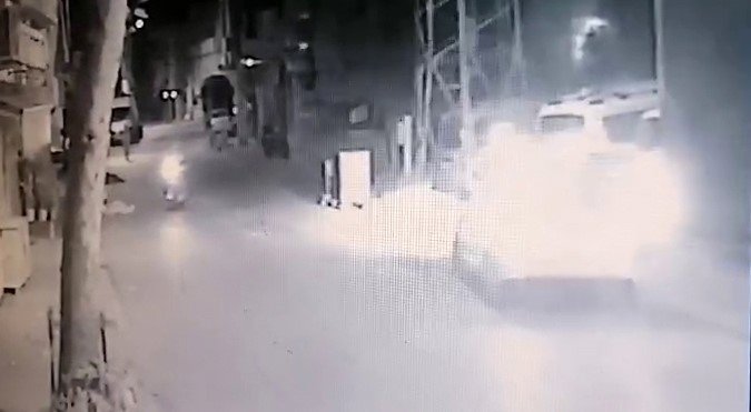 Bayıltana kadar dövdü, sürükleyip yol kenarına bıraktı