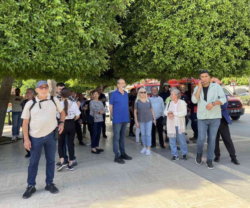 Trafik kazası tatbikatını gerçek sanıp olay yerini doldurdular