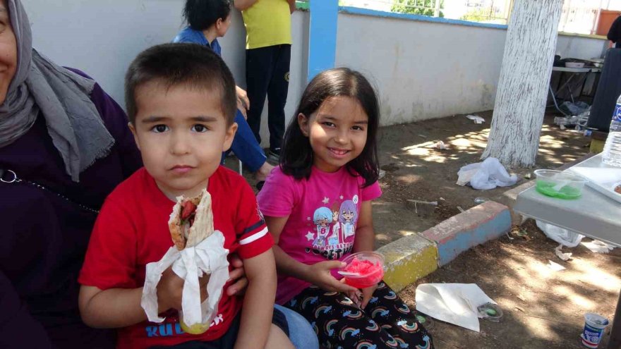 Adana’da okul bahçesinde kebap dumanları yükseldi