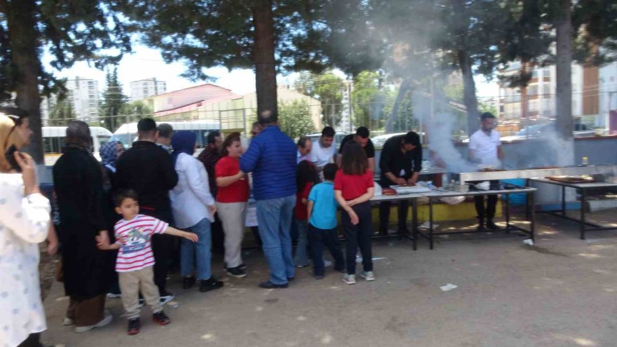 Adana’da okul bahçesinde kebap dumanları yükseldi