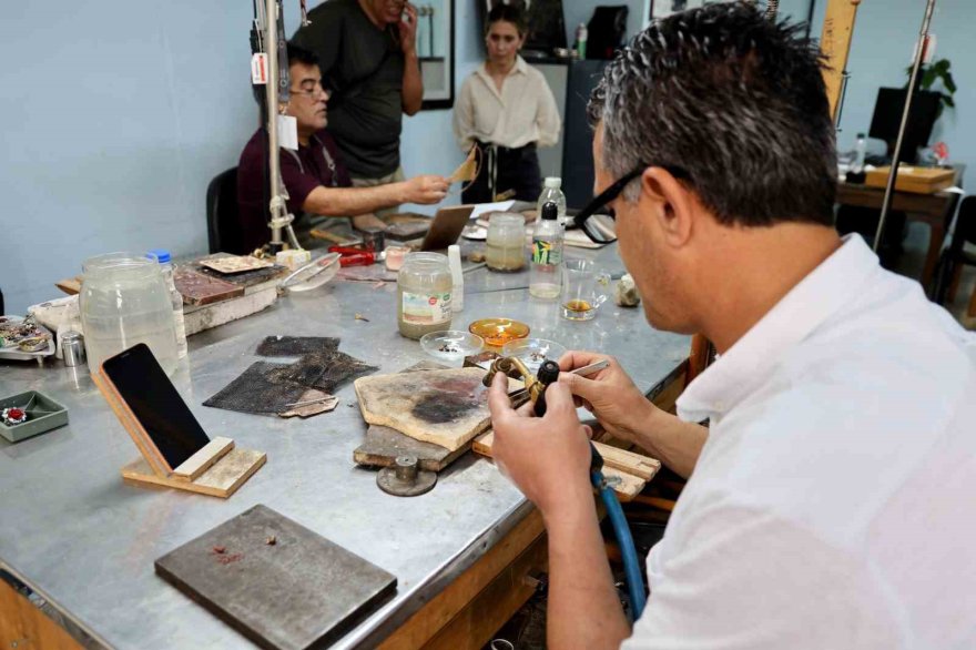 Tescilli ‘Adana hasır örgü bileklik’ geçmişi geleceğe taşıyor