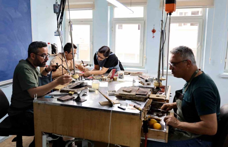 Tescilli ‘Adana hasır örgü bileklik’ geçmişi geleceğe taşıyor