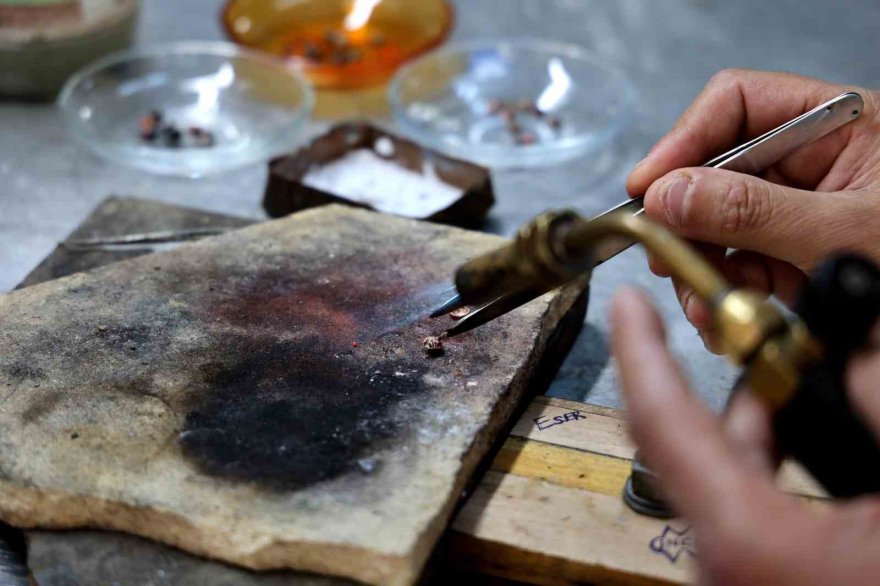 Tescilli ‘Adana hasır örgü bileklik’ geçmişi geleceğe taşıyor