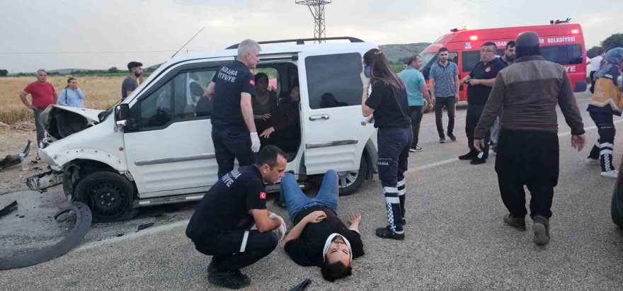 Adana’da iki otomobil kafa kafaya çarpıştı: 1 ölü, 5 yaralı