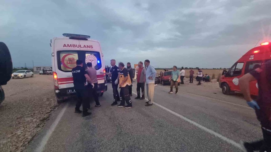 Adana’da iki otomobil kafa kafaya çarpıştı: 1 ölü, 5 yaralı