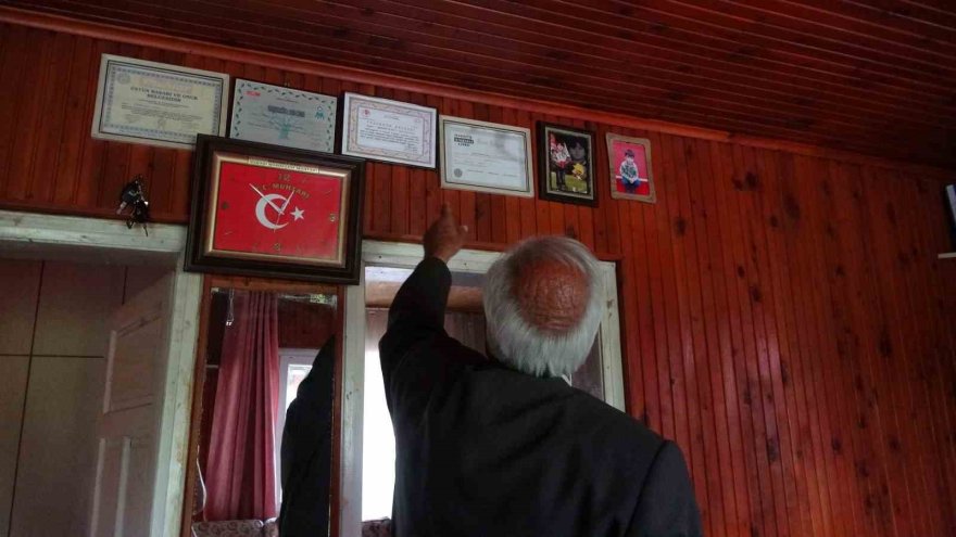 18 başbakan, 7 cumhurbaşkanı, 19 vali değişti o hala muhtar