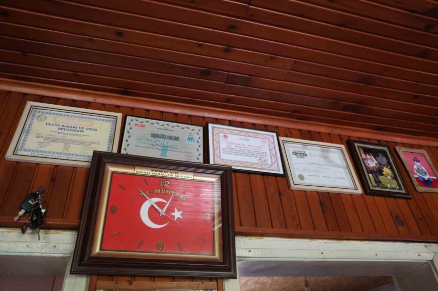 18 başbakan, 7 cumhurbaşkanı, 19 vali değişti o hala muhtar