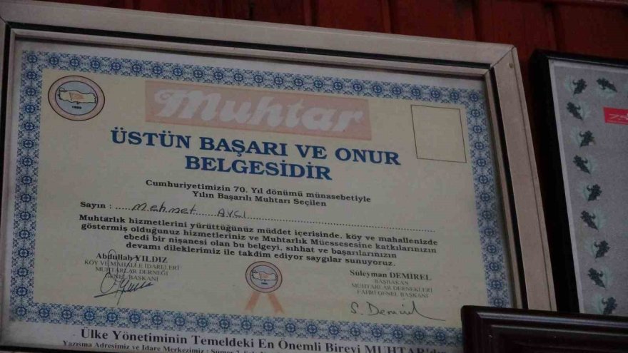 18 başbakan, 7 cumhurbaşkanı, 19 vali değişti o hala muhtar