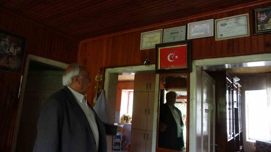 18 başbakan, 7 cumhurbaşkanı, 19 vali değişti o hala muhtar