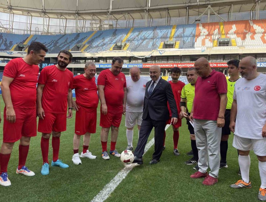 Adana’da spor basını, il protokolü ile gösteri maçında karşılaştı