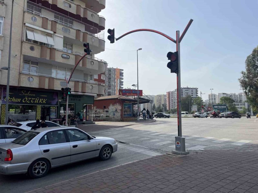 Adana’da esnaf ’ölüm’ kavşağına çözüm istiyor