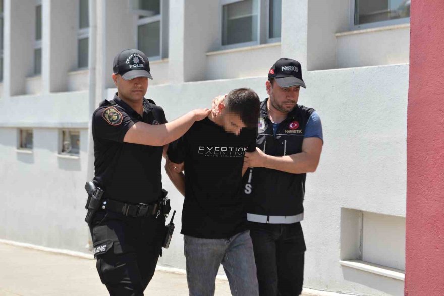 Narkotik polisleri, kamyonette 4 kilo 400 gram esrar ele geçirdi