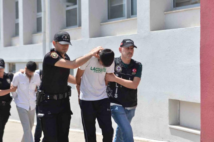 Narkotik polisleri, kamyonette 4 kilo 400 gram esrar ele geçirdi