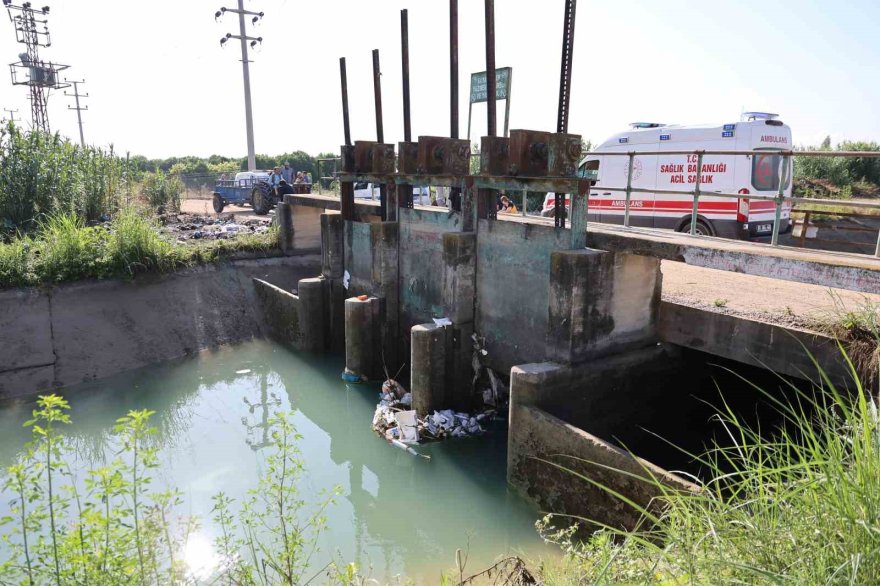 Acılı anne boğularak ölen oğlunun başını son kez okşadı
