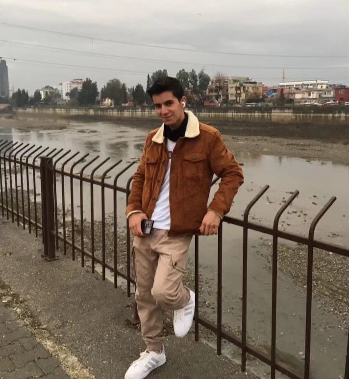 Acılı anne boğularak ölen oğlunun başını son kez okşadı