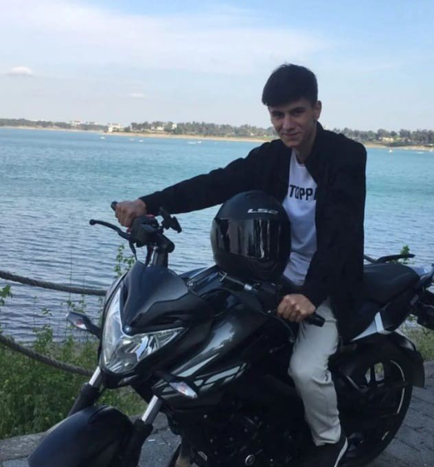 Acılı anne boğularak ölen oğlunun başını son kez okşadı